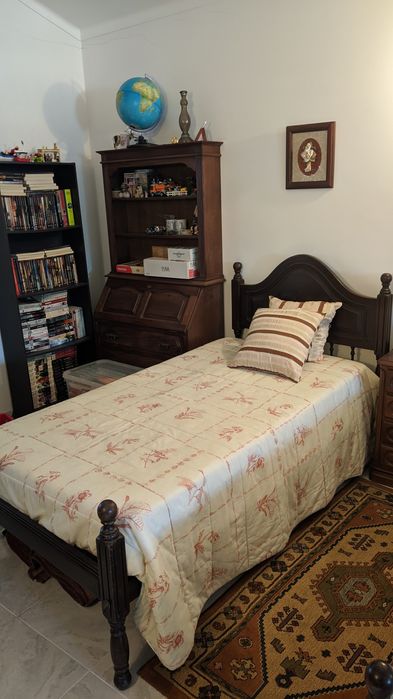 Camas Mogno + Colchão + Mesa Cabeceira