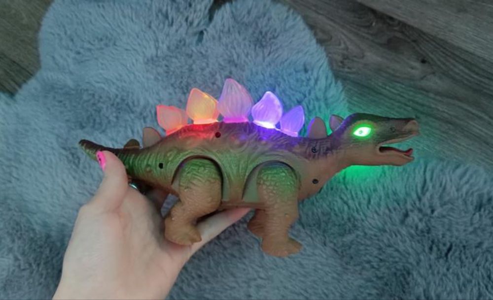 Стегозавр з музикою і світлом