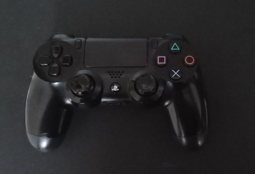 Vendo/troco PS4 pro em mãos