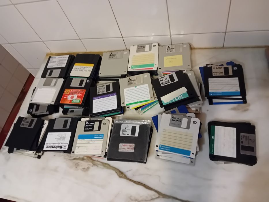 Conjunto de 170 Disquetes 3.5 HD Diversas