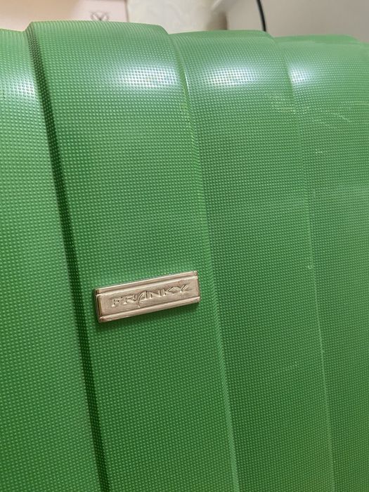 Валіза середнього розміру