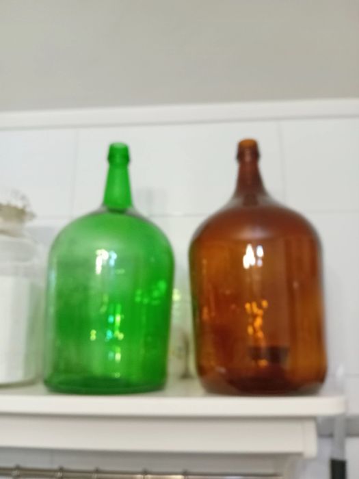 Vendo 2 garrafões  de vidro antigos de 5 litros