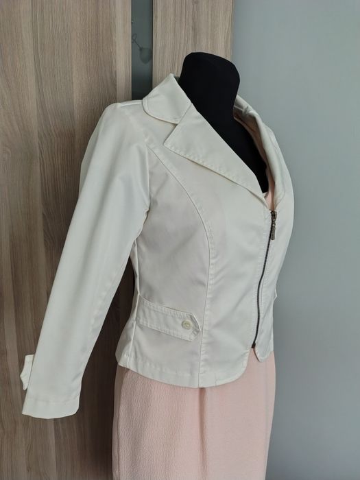 Elegancka krótka marynarka z suwakiem |  kolor ecru | rękaw 3/4