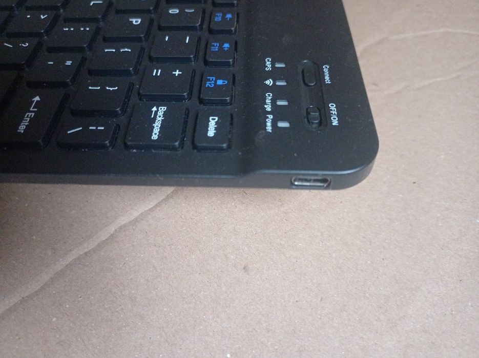 Клавіатура безпроводна компактна.