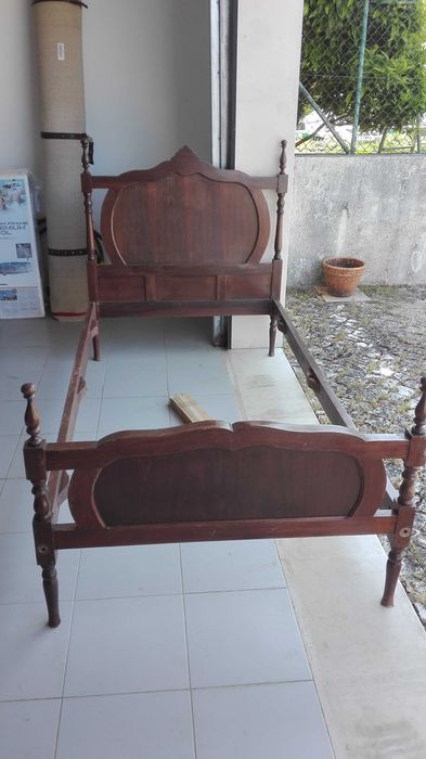 Cama individual em madeira maciça