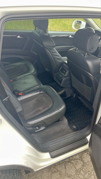 Автомобиль AUDI Q7
