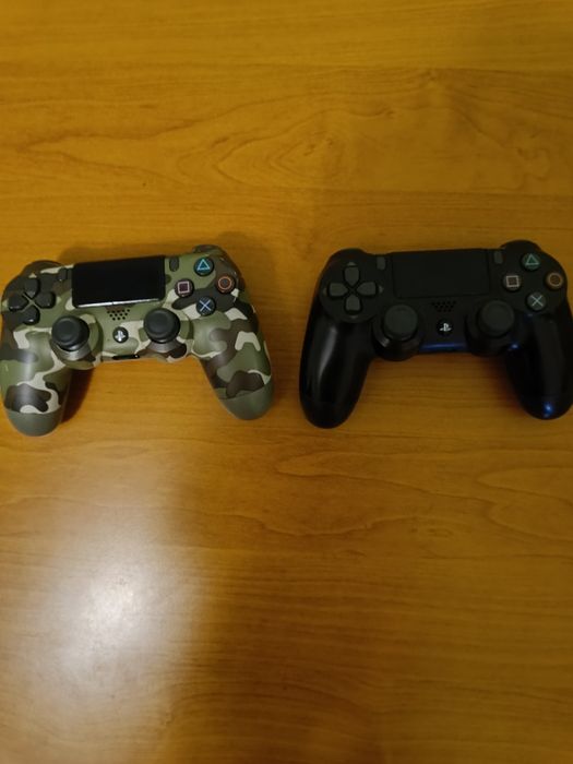 PlayStation 4 z dwoma padami