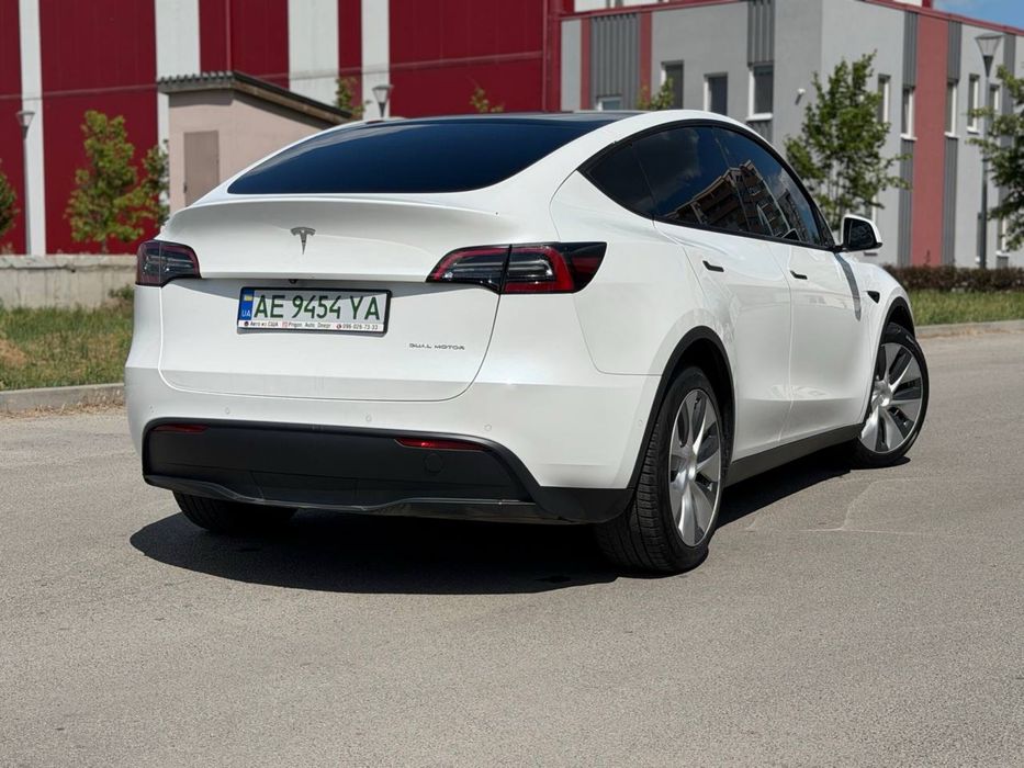 Tesla model Y 2021 года