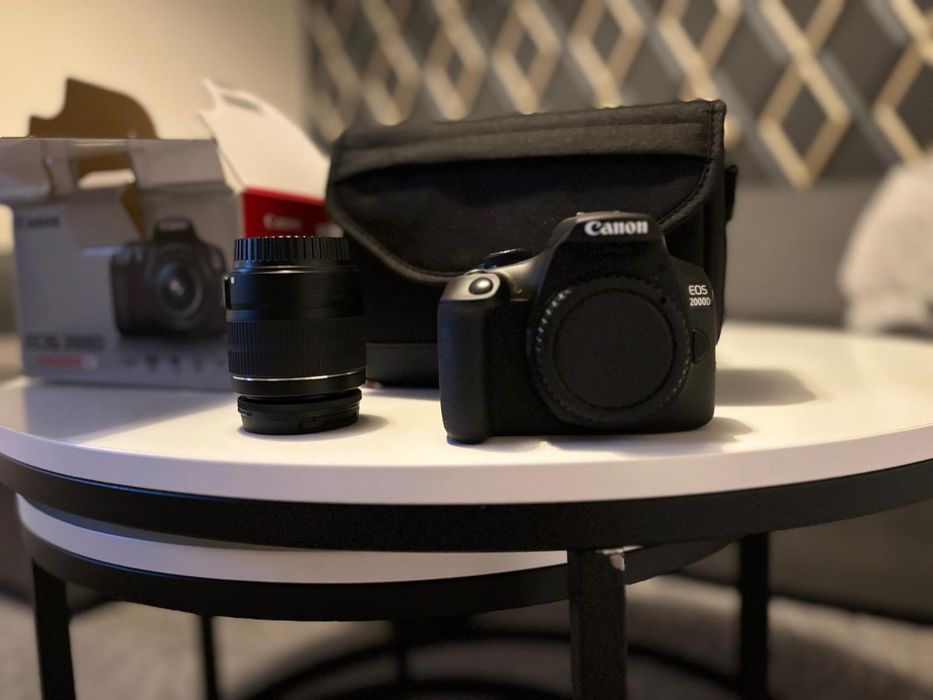 Canon EOS 2000D + 18-55mm IS + torba + karta 16GB — stan idealny