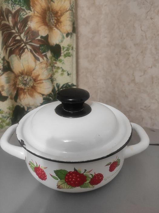 Продам емалировару кастрюлю 1л