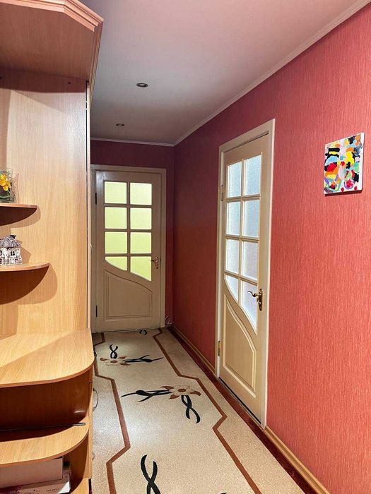 Продам 2-кімнатну квартиру в центрі міста — 54 м², меблі та техніка залишаються