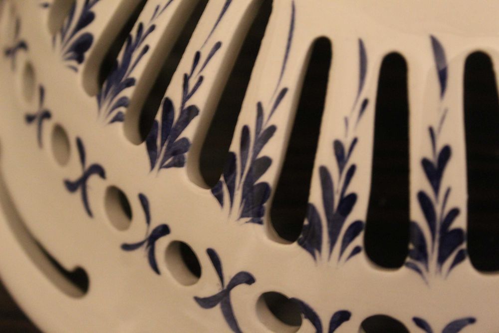 Fruteira em cerâmica portuguesa tradicional, pintada à mão