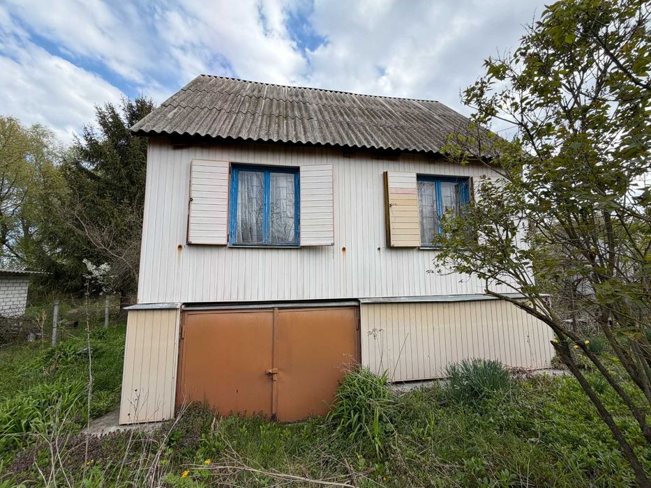 Продається дача біля озера в Київській області з усіма комунікаціями