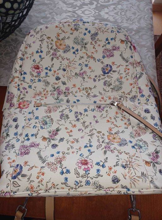 Mochila para portátil da Parfois com fecho avariado