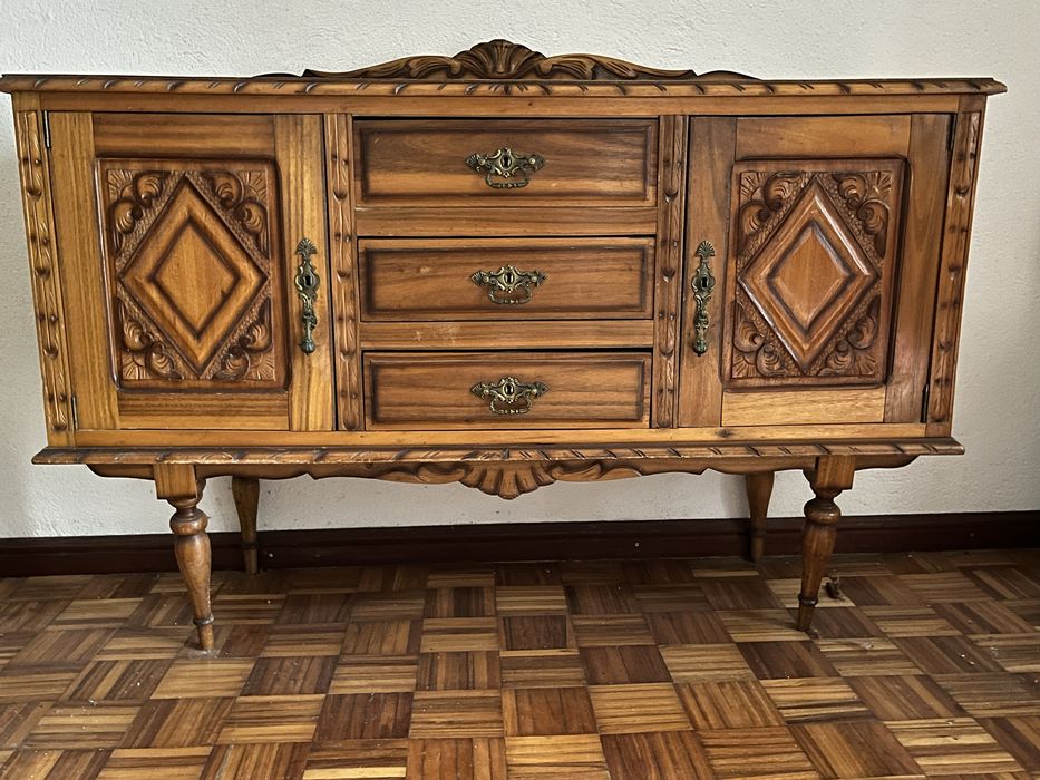 Aparador de sala em madeira