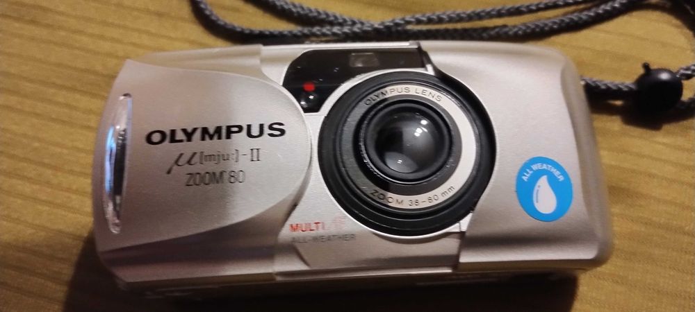 Aparat analogowy - Olympus MJU II Zoom 80  oraz etui