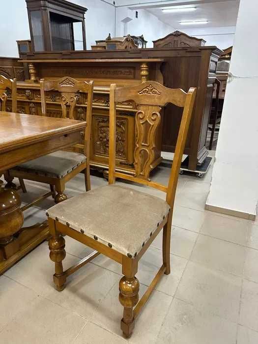 Rzeźbiony komplet – witryna, komoda, stół + 6 krzeseł.