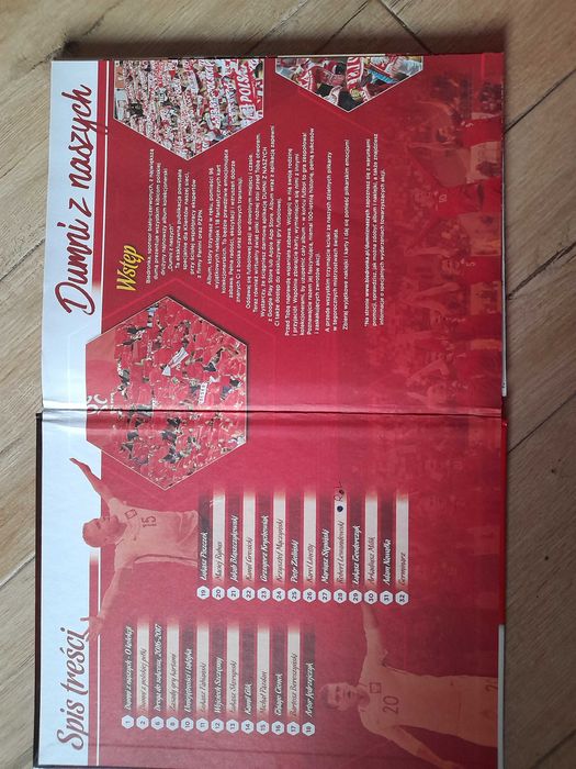 Katalog piłkarski z 2018 roku i dwustronny plakat z 2024 roku