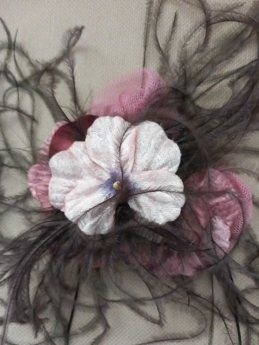 Acessório cabelo flores tecido e penas rosa/castanho. Novo.