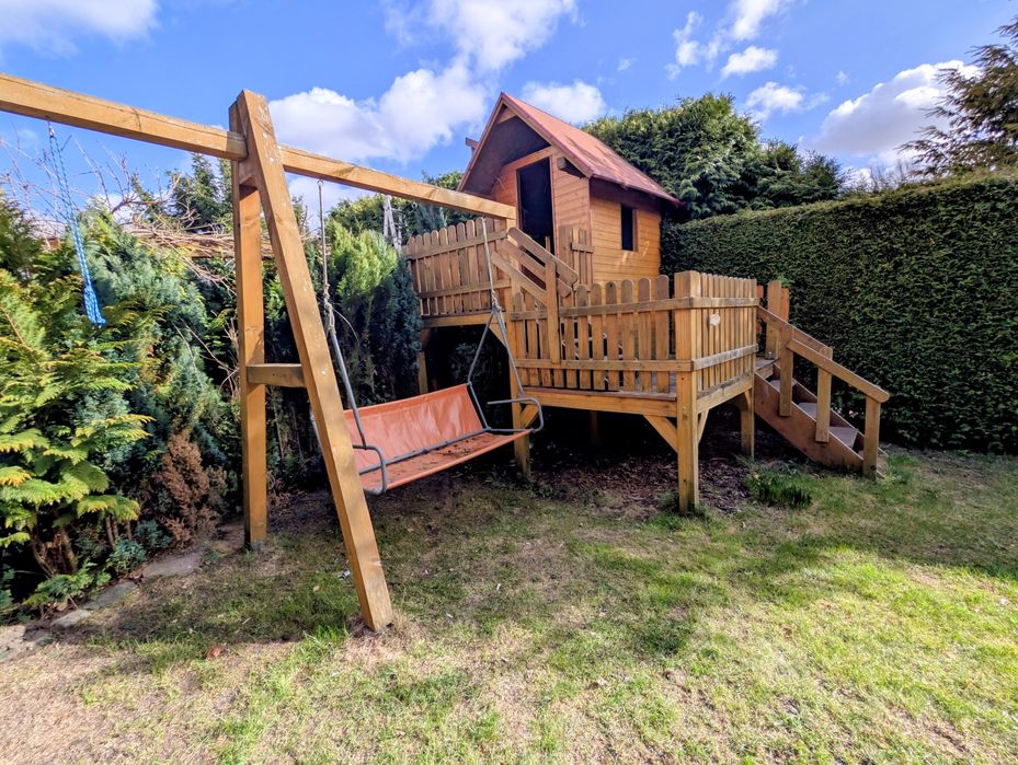 Domek z huśtawką, drewno, stan bdb,
