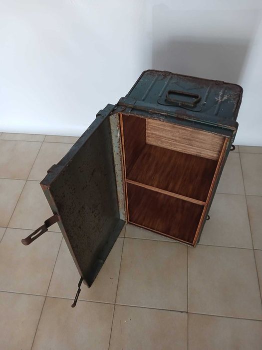 Arca /Bau metálica com interior em madeira