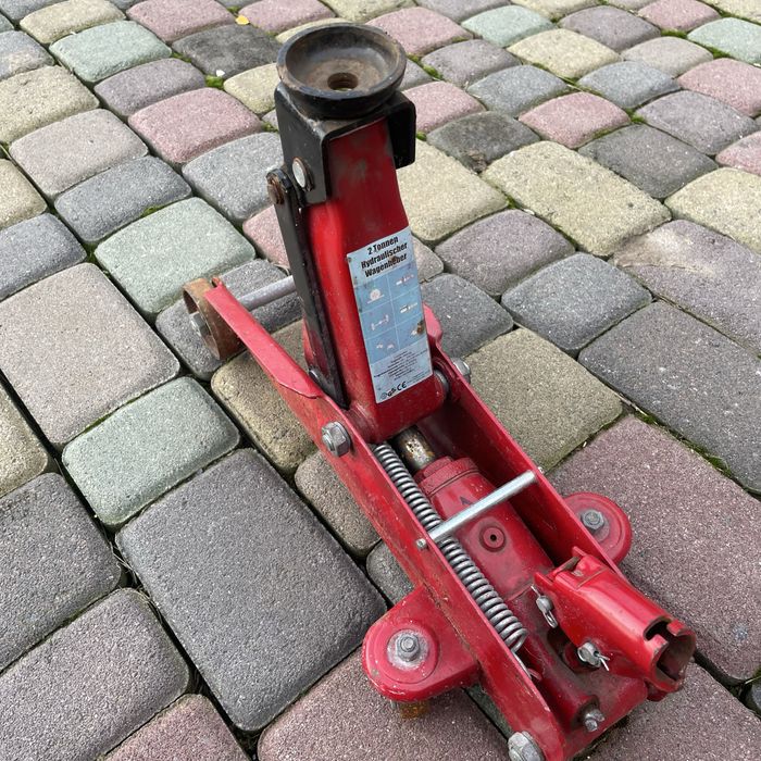 Продаю домкрати