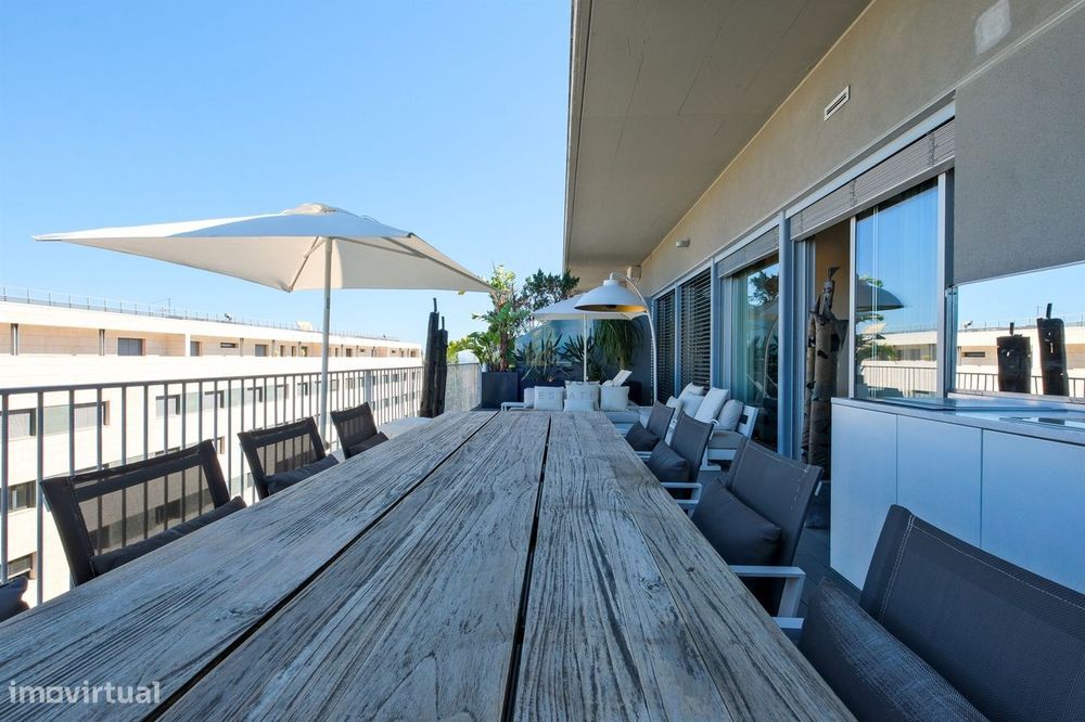 Penthouse T3 com terraço e 3 lugares de garagem na Alameda dos Oceanos