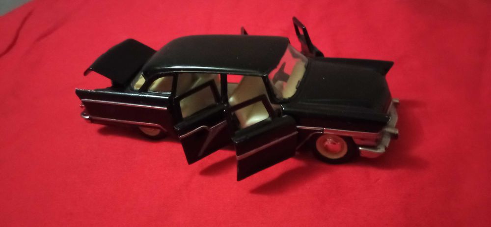 модель   авто   Чайка  Газ  - 13   масштаб   1 : 43   СССР
