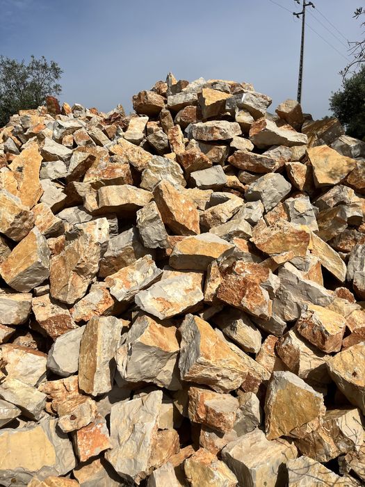 Pedra rustica para muro vidraço São Bento