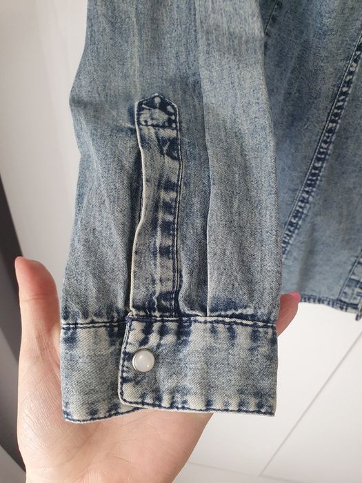 Jeansowa koszula Reserved  z ozdobnymi perłowymi guziczkami.