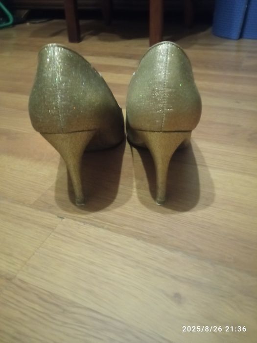 Szpilki eleganckie złote