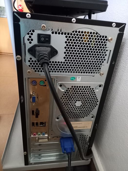 Computador de secretária - Torre + ecrã