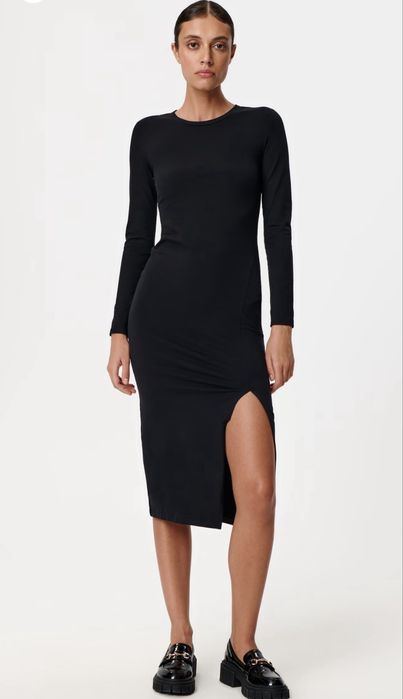 Плаття чорне з вирізом