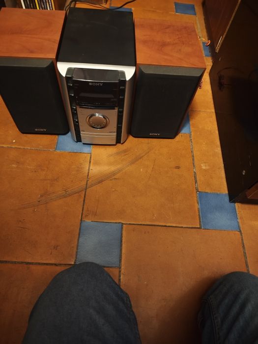 Aparelhagem de CD'S/radio com duas colunas da Sony