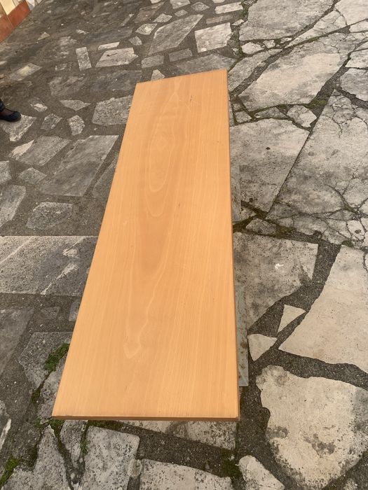 Banco corrido de madeira e pés em ferro