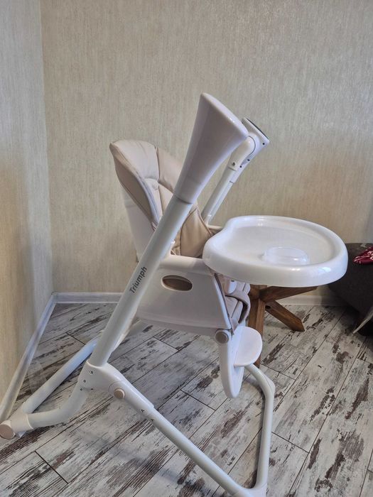 Заколисуючий центр+стілець для годування Carrello Triumph