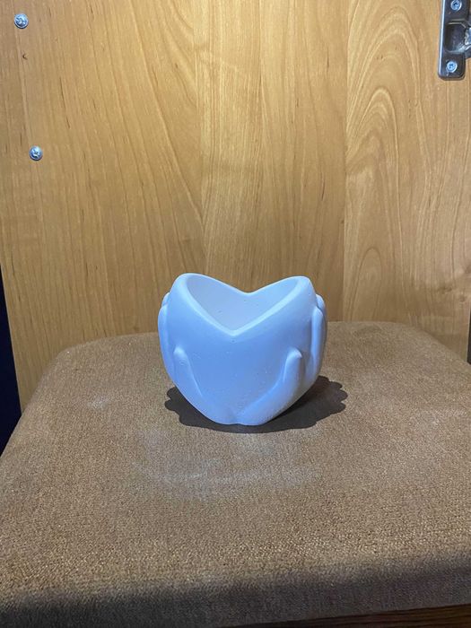 Dekoracyjna doniczka z gipsu modelarskiego – rękodzieło