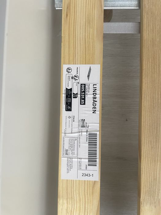 Cama branca com estrado