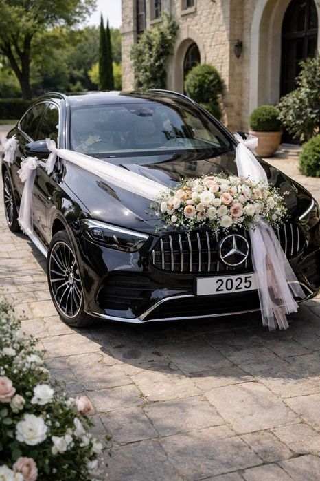 Auto do ślubu samochód ślubny młoda para nowożeńcy