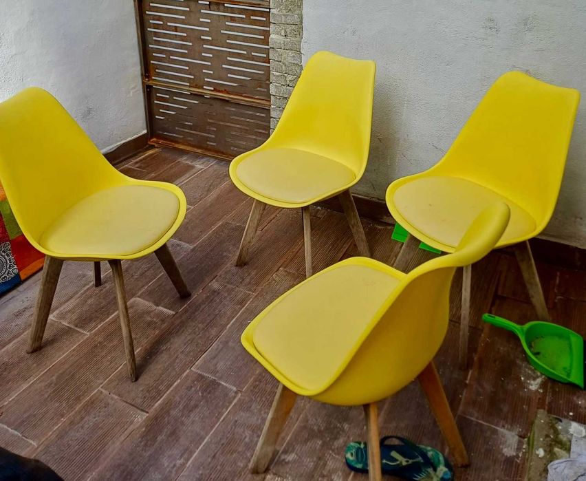 Conjunto de 4 cadeiras amarelas