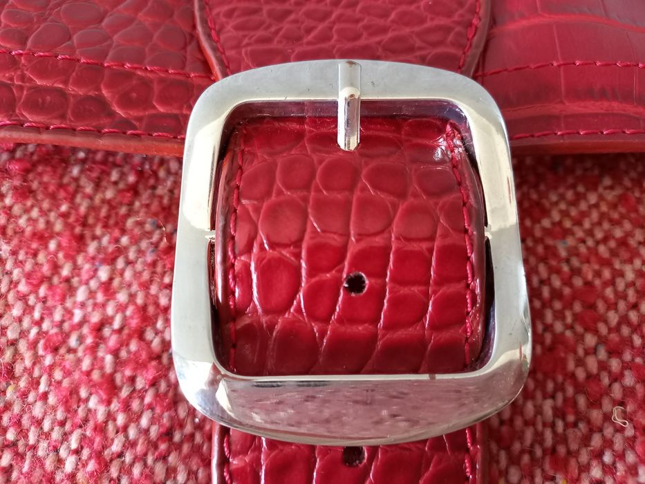 Mala vermelha com corrente prateada