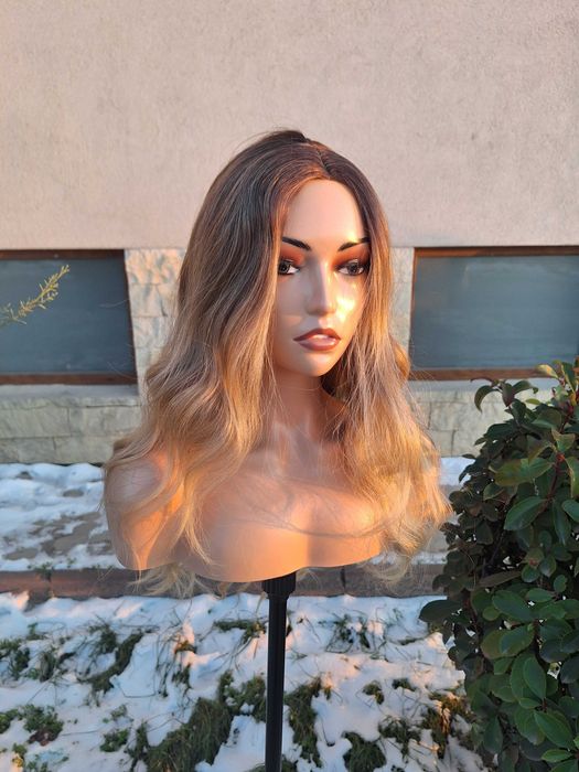 Falowana Peruka Poniżej Blond Ombre Na Koronkowej Siateczce