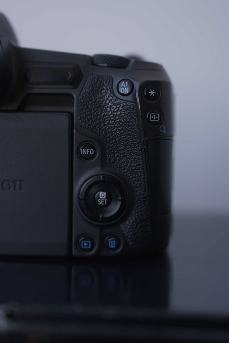 Бездзеркальний фотоапарат Canon EOS R