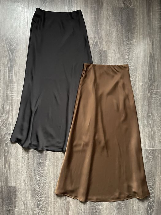 Атласна спідниця міді