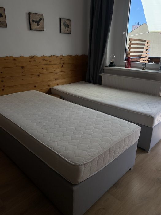 Łóżka hotelowe z materacami