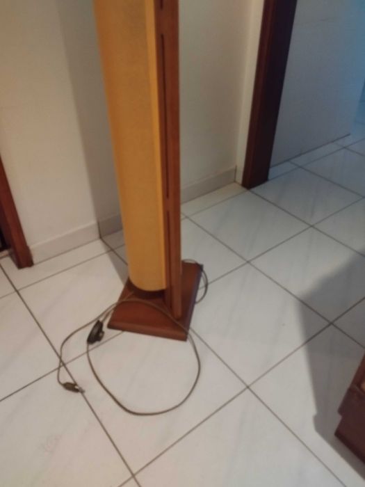 Candeeiro de pé em castanho