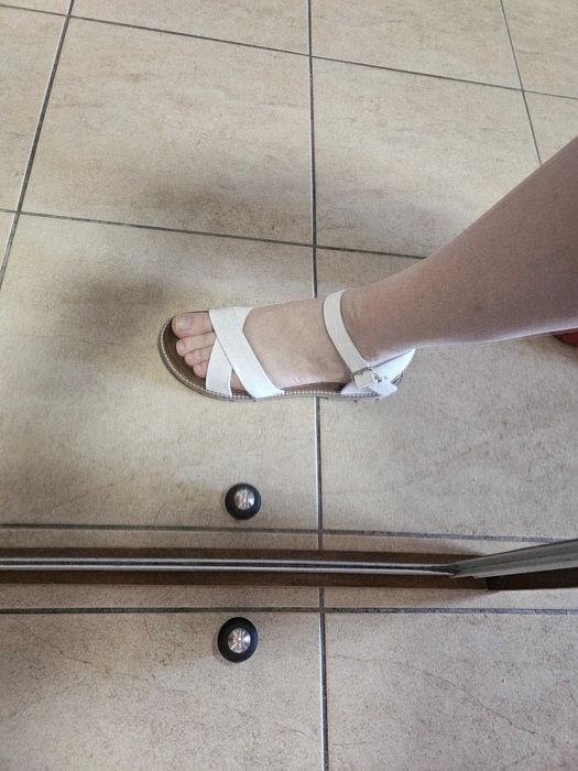 Skórzane sandały WOJAS – białe,  stan idealny