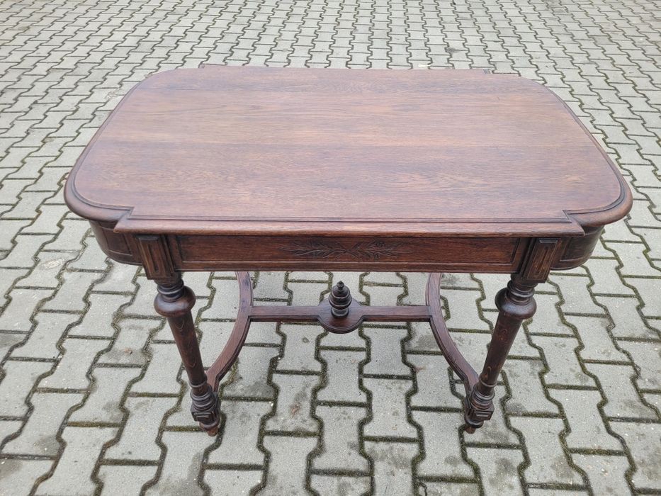 Elegancki dębowy stół.