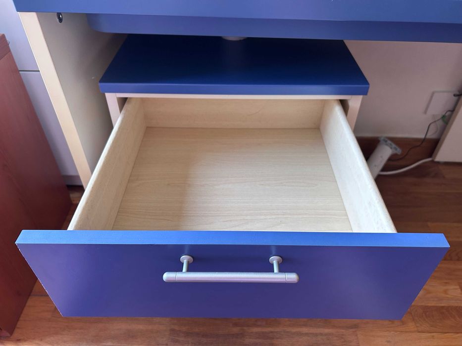 Secretária Interforma extensível, azul e branca, com módulo de 3 gavetas