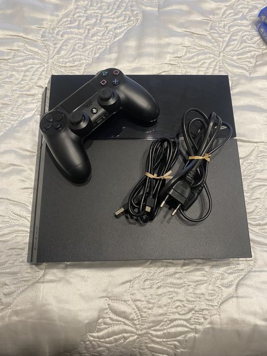 PS4 with 3 Games and Cables64284588723457121